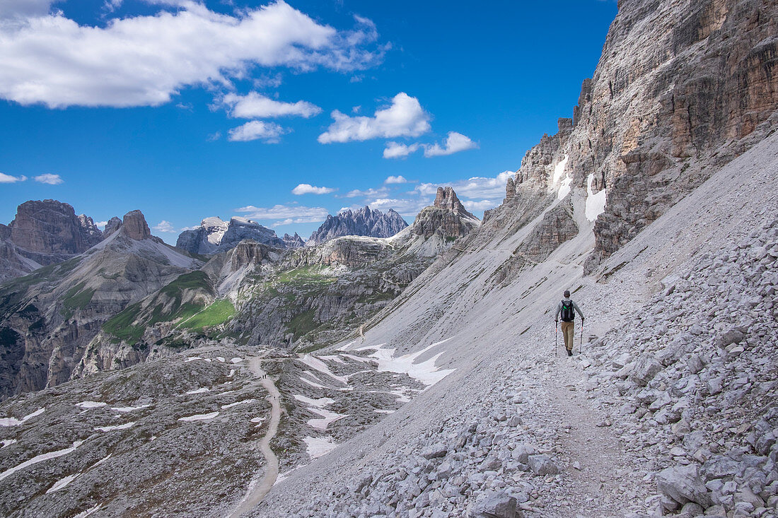 Mann beim Wandern unterhalb des Paternkofels an den Drei Zinnen im Naturpark der Dolomiten, Südtirol\n