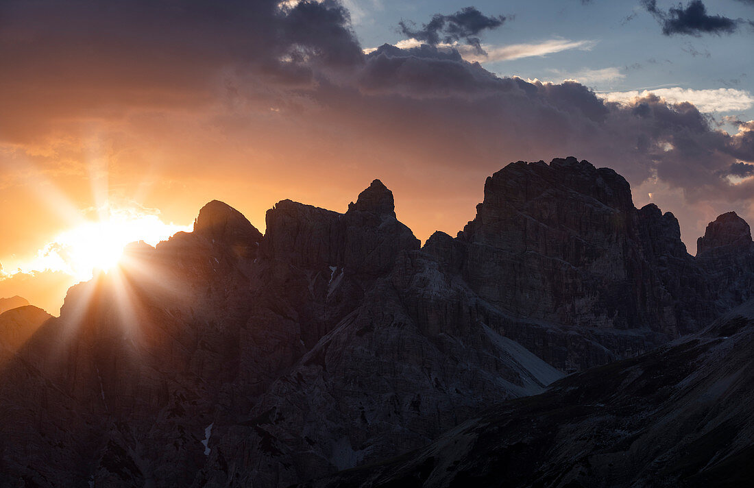 Berg Silhouette an den Drei Zinnen bei Sonnenuntergang, Südtirol