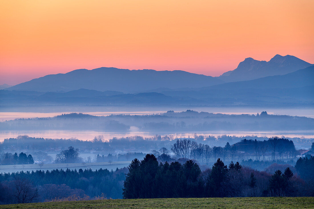 Morning mood over Chiemsee, Hochstaufen in the background, Ratzinger Höhe, Chiemgau, Chiemgau Alps, Upper Bavaria, Bavaria, Germany