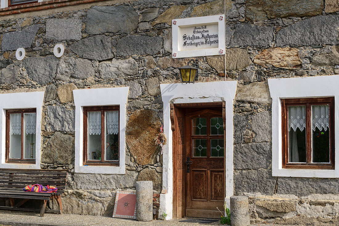 Steinfassade eines traditionellen Bauernhauses bei Wasserburg, Schambach, Benediktradweg, Oberbayern, Bayern, Deutschland