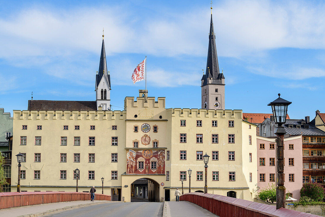 Innbrücke und Stadttor von Wasserburg, Wasserburg, Benediktradweg, Oberbayern, Bayern, Deutschland