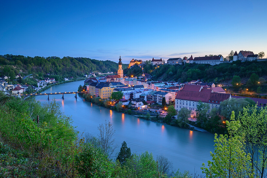 Illuminated city of Burghausen an der Salzach with castle and church, Burghausen, Benediktradweg, Upper Bavaria, Bavaria, Germany