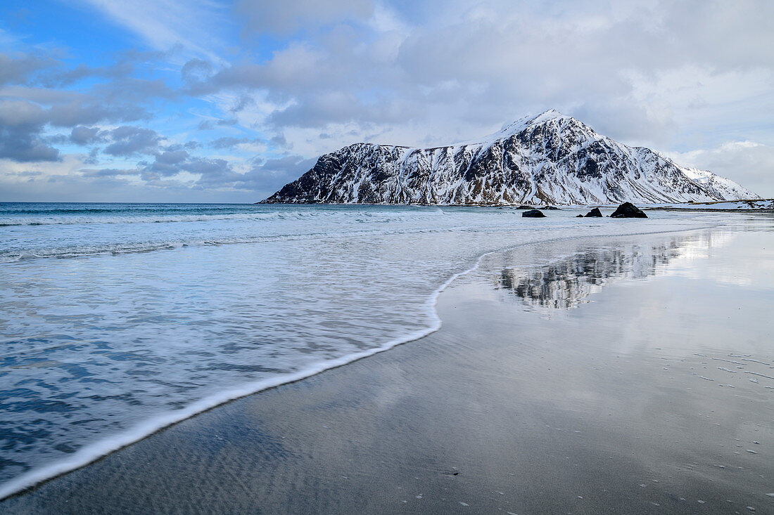 Wellen am Strand von Flakstad, Flakstad, Lofoten, Nordland, Norwegen
