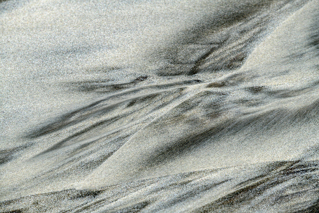 Strukturen im Sand am Strand von Flakstad, Flakstad, Lofoten, Nordland, Norwegen