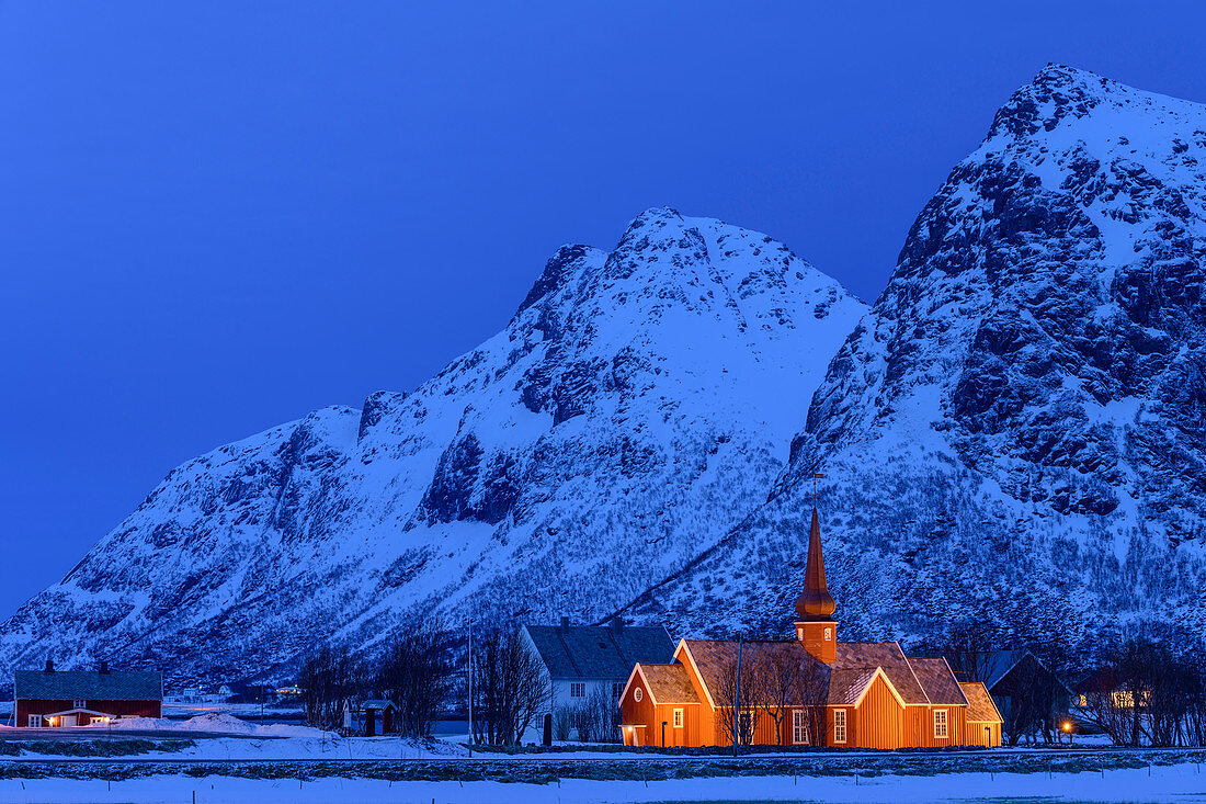 Beleuchtete Kirche von Flakstad, Flakstad, Lofoten, Nordland, Norwegen