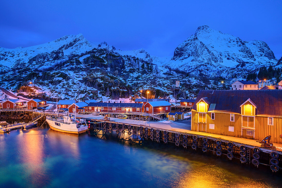 Beleuchtete Fischerhäuser im Hafen von Nusfjord, Nusfjord, Lofoten, Nordland, Norwegen
