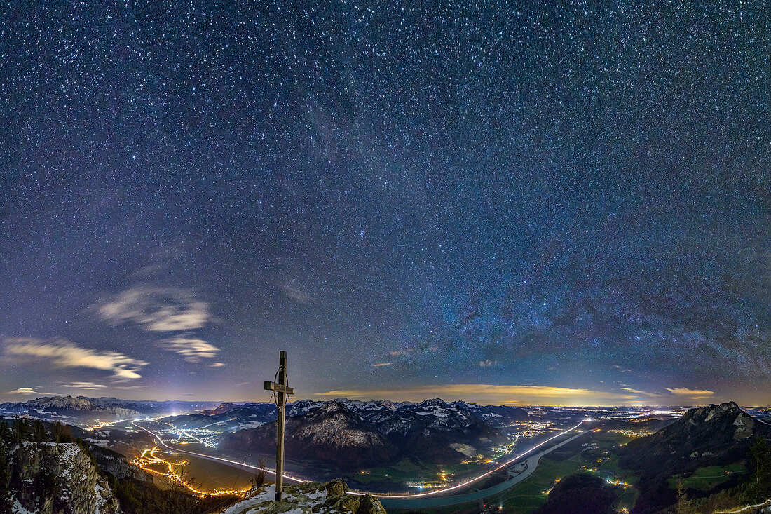 Sternhimmel über Gipfelkreuz und Inntal, am Kranzhorn, Chiemgauer Alpen, Chiemgau, Oberbayern, Bayern, Deutschland