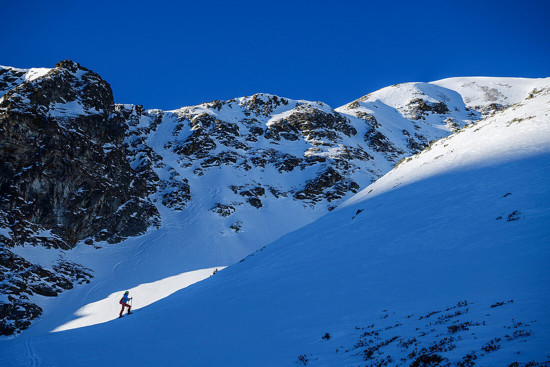 Woman on ski tour climbs to the Wetterkreuzkogel, Wetterkreuzkogel, Stubai Alps, Tyrol, Austria