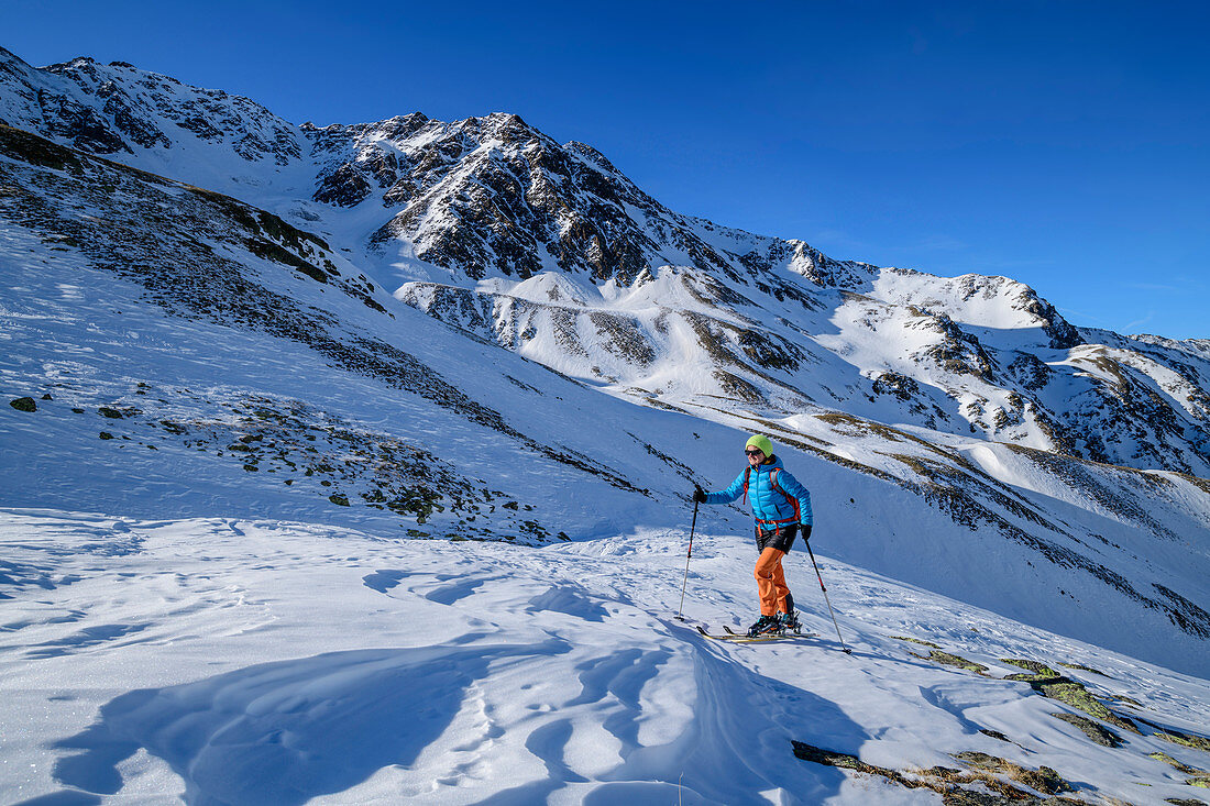 Frau auf Skitour steigt auf zum Upiakopf, Upiakopf, Matscher Tal, Ötztaler Alpen, Südtirol, Italien 