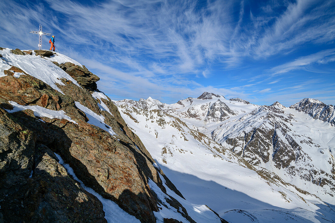 Frau auf Skitour steht am felsigen Gipfel des Plereskopf, Plereskopf, Matscher Tal, Ötztaler Alpen, Südtirol, Italien 