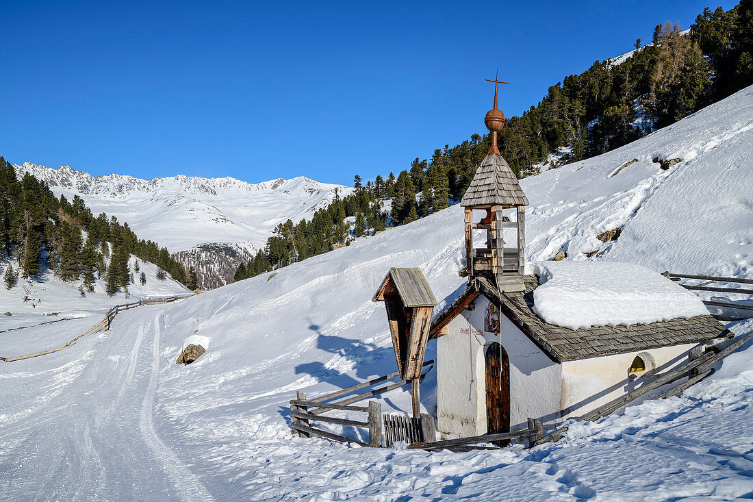 Snow-covered chapel in the Langtauferer valley, Langtauferer valley, Ötztal Alps, South Tyrol, Italy