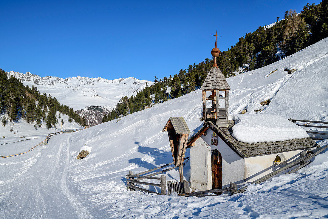 Verschneite Kapelle im Langtauferer Tal, Langtauferer Tal, Ötztaler Alpen, Südtirol, Italien 