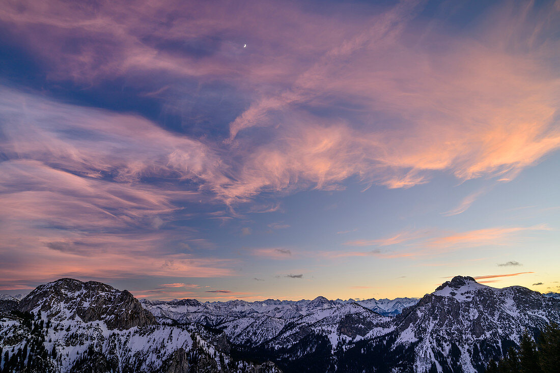 Wolkenstimmung in der Dämmerung mit Blick über Straußberg und Säuling, vom Tegelberg, Tegelberg, Ammergauer Alpen, Bayerische Alpen, Oberbayern, Bayern, Deutschland