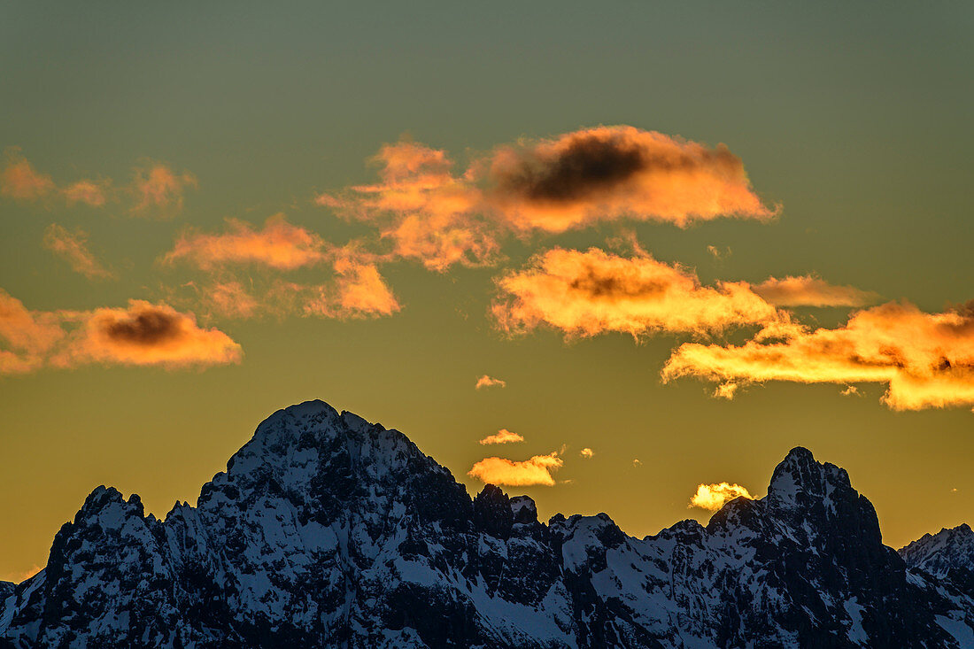 Wolkenstimmung nach Sonnenuntergang über Tannheimer Berge mit Köllenspitze und Gimpel, vom Tegelberg, Tegelberg, Ammergauer Alpen, Bayerische Alpen, Oberbayern, Bayern, Deutschland