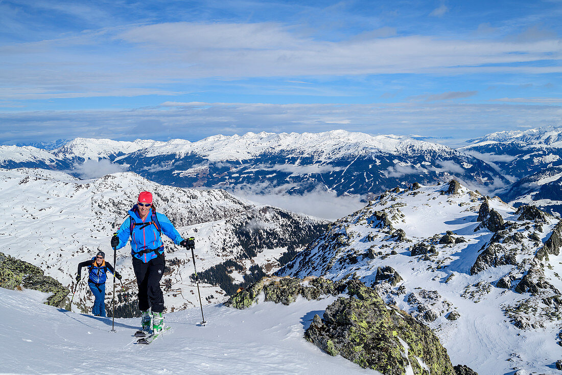 Frau und Mann auf Skitour steigen zum Pangert auf, Kitzbüheler Alpen im Hintergrund, Pangert, Tuxer Alpen, Tirol, Österreich