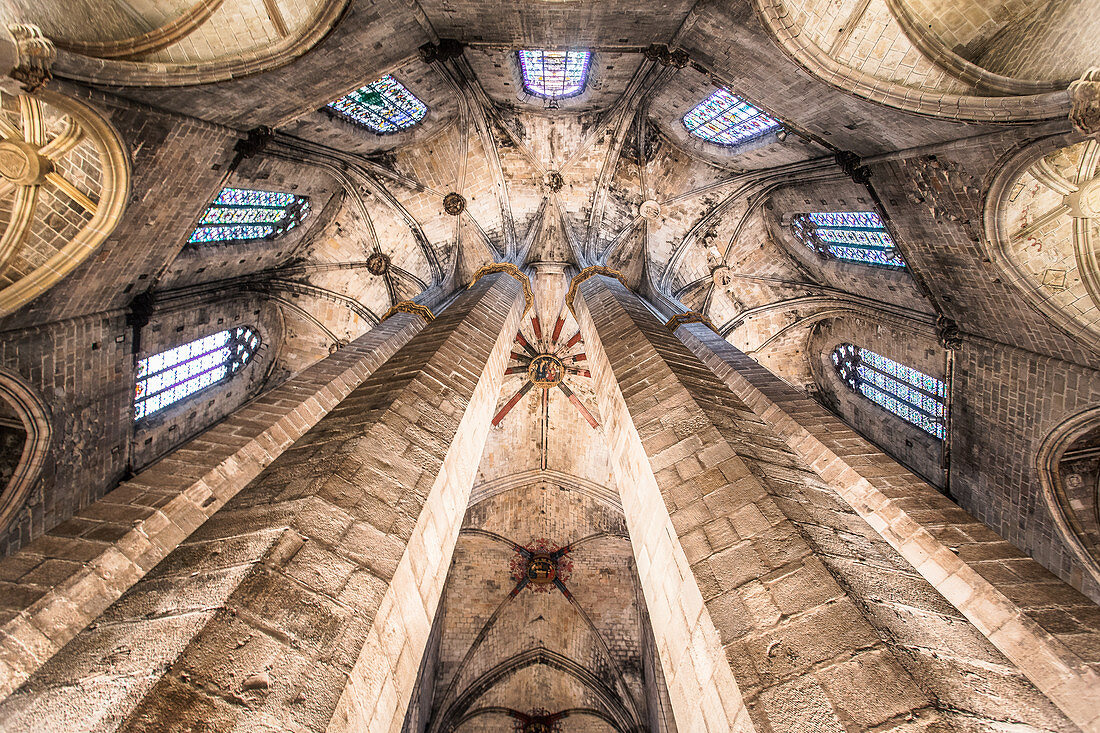 Im Inneren der Kathedrale 'Santa Maria del Mar' in Barcelona, Spanien