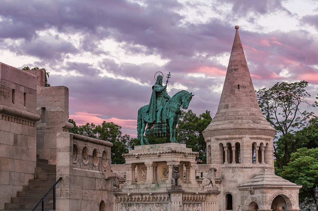 Sonnenuntergang über der Fischerbastei und der Statue von König Stephans I. in Budapest, Ungarn