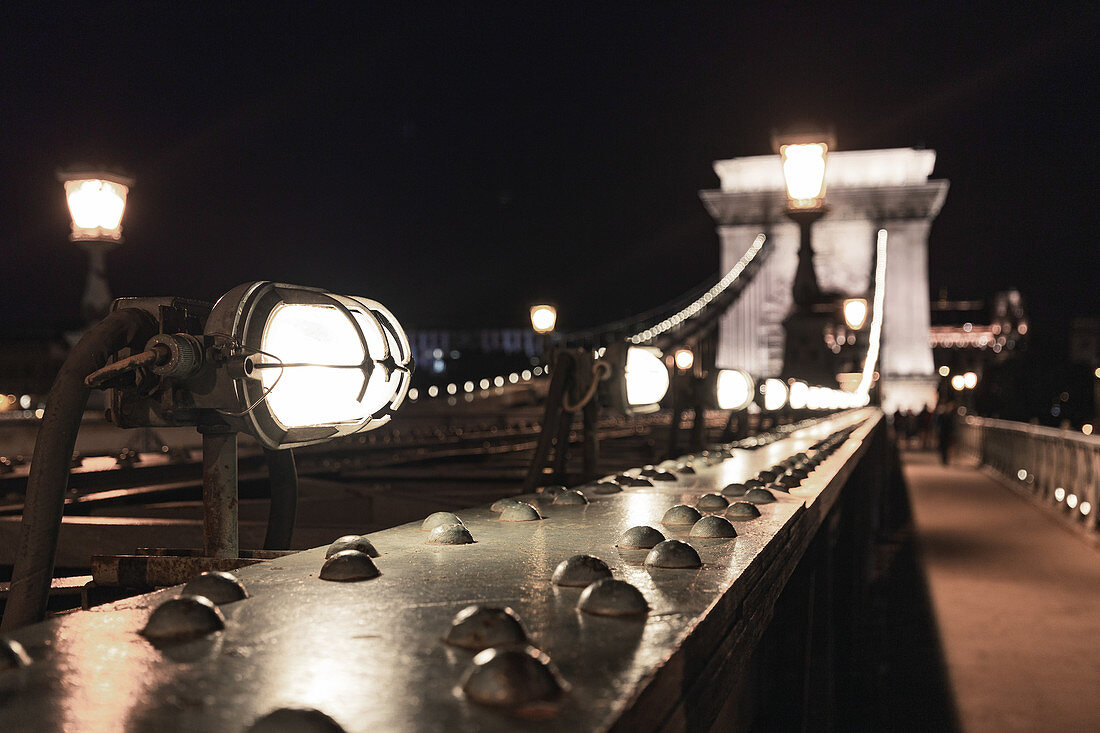Die beleuchtete Kettenbrücke in Budapest, Ungarn