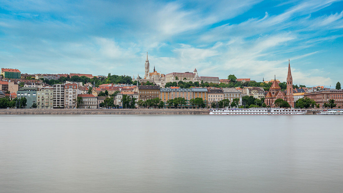 Blick über die Donau auf die Fischerbastei in Budapest, Ungarn
