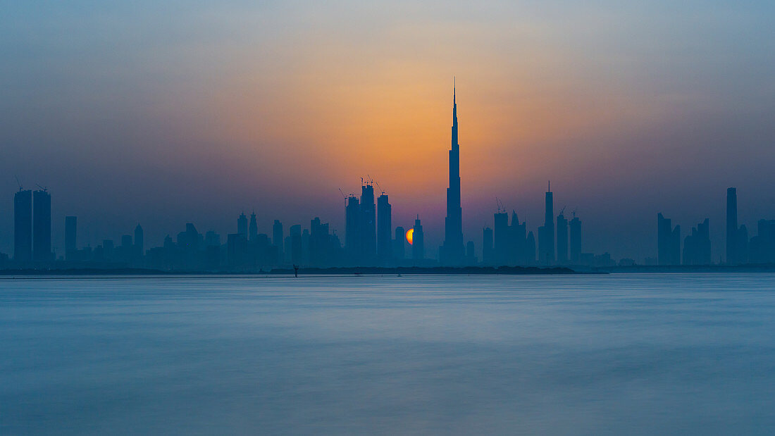 Die Skyline der Stadt kurz vor Sonnenuntergang in Dubai, VAE