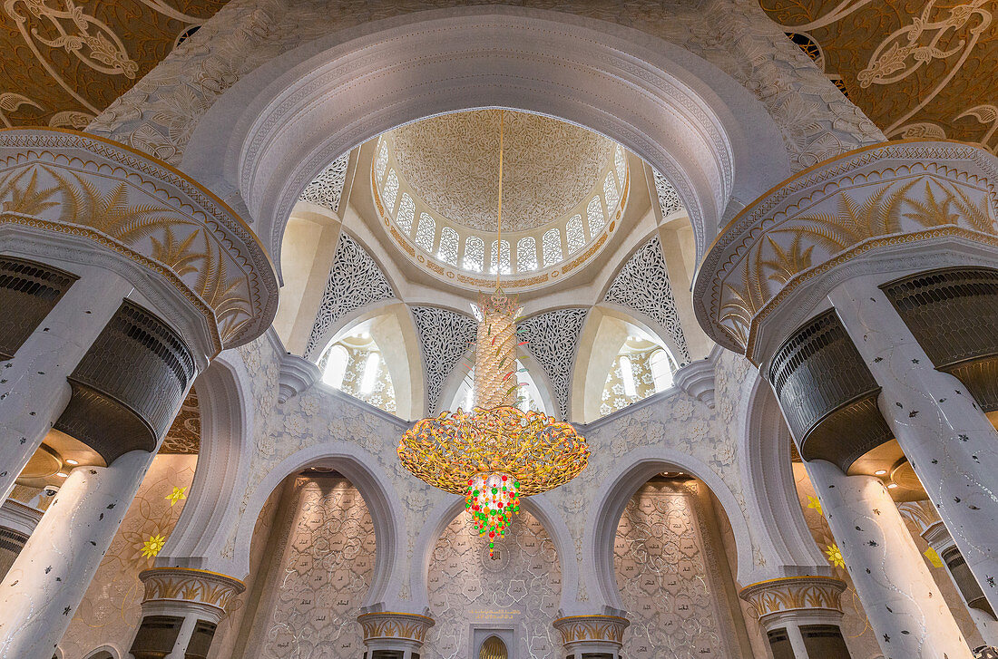 Im Inneren der Scheich Zayid Moschee in Abu Dhabi, VAE