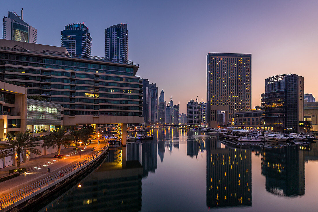 Die Dubai Marina kurz vor Sonnenaufgang, Dubai, VAE