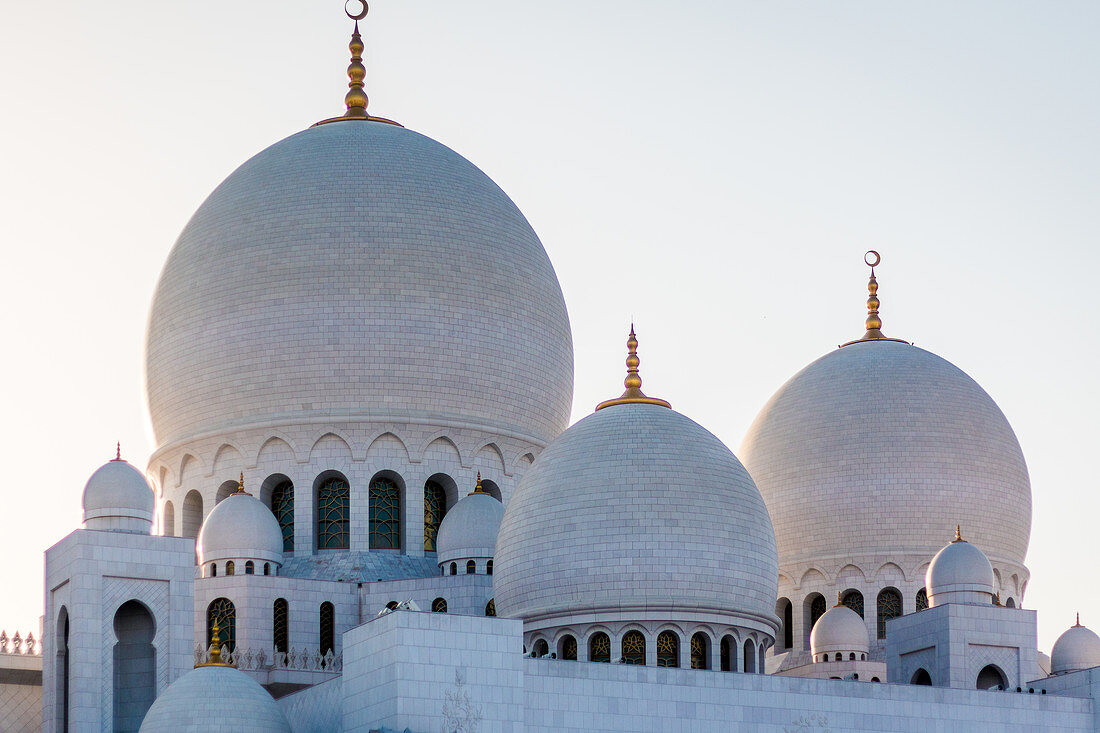 Die Kuppeln der Scheich-Zayid-Moschee während des Sonnenuntergangs in Abu Dhabi, VAE