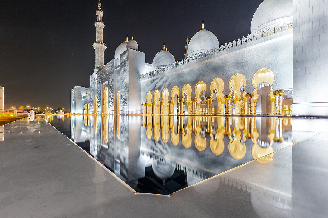Die gespiegelte Scheich-Zayid-Moschee in Abu Dhabi, VAE
