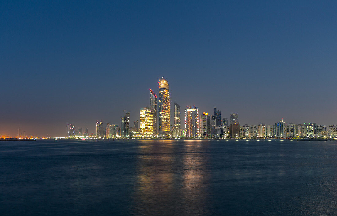 Die beleuchtete Skyline von Abu Dhabi, VAE