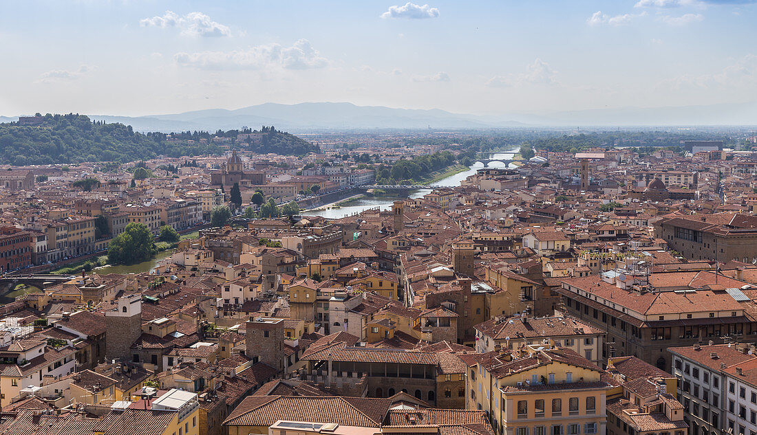 Stadtansicht und Blick auf den Fluss Arno in Florenz, Italien