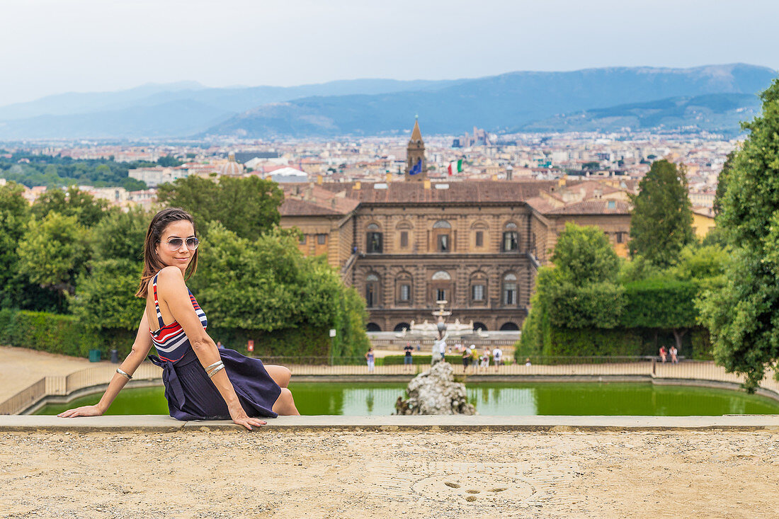 Touristin in den Boboli Gärten in Florenz, Italien
