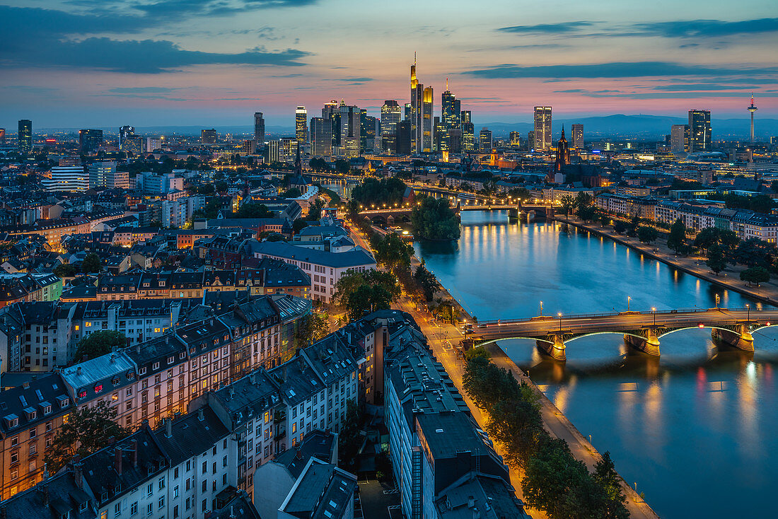 Blick auf Main und die Skyline des beleuchteten Bankenviertels von Frankfurt am Main, Deutschland
