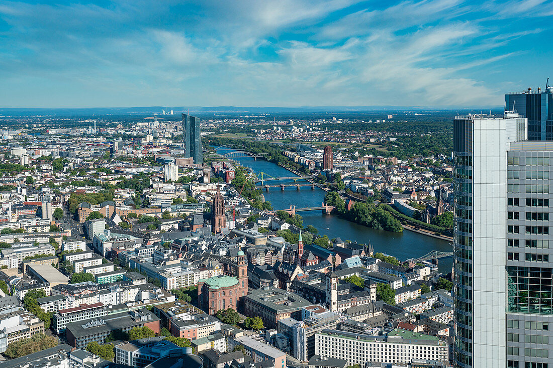 Blick über die Stadt von der Aussichtsplattform des Maintowers in Frankfurt am Main, Deutschland