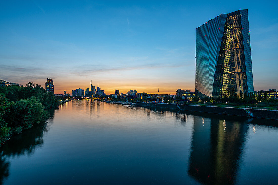 Schöner Blick auf die Europäische Zentralbank, den Main und die Skyline von Frankfurt, Deutschland
