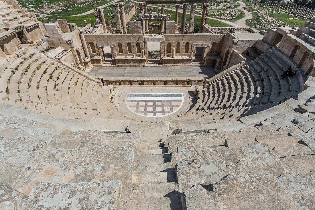 Blick von oben auf ein römisches Theater in Jerash, Jordanien