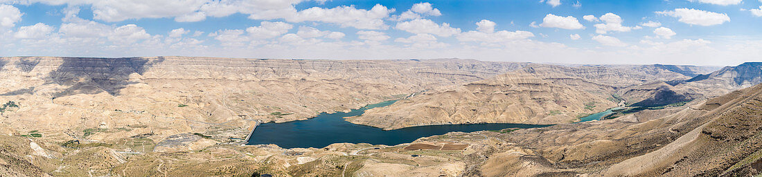 Panorama des Wadi Mujib Stausees in Jordanien
