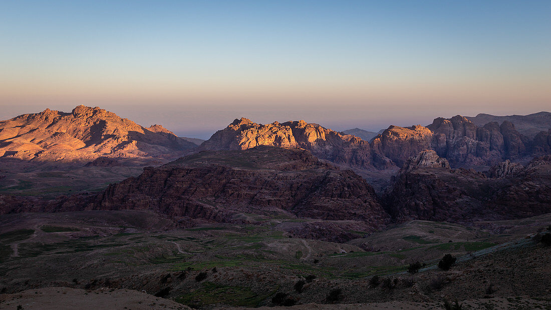 Sonnenaufgang über den Hügeln von Ma'an, ganz in der Nähe der alten Nabatäerstadt von Petra, Jordanien