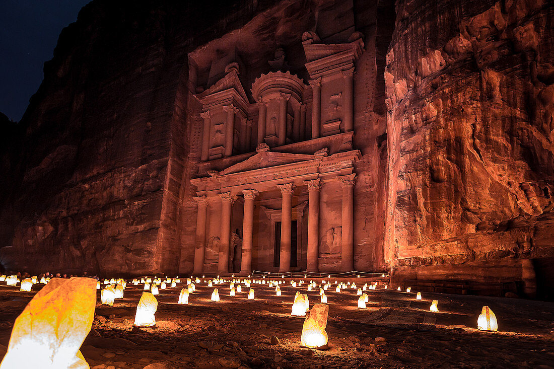 Atemberaubender Blick auf das mehr als 2.000 Jahre alte Schatzhaus in der alten Nabatäerstadt von Petra in Jordanien