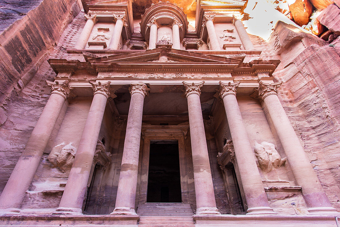 Blick auf das sogenannte Schatzhaus, das bekannteste Gebäude der alten Nabatäerstadt Petra in Jordanien