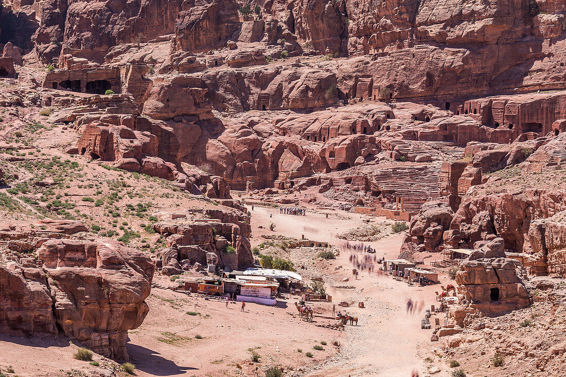 Blick auf die Touristen die durch die Ruinen der alten Nabatäerstadt Petra wandern, Petra, Jordanien