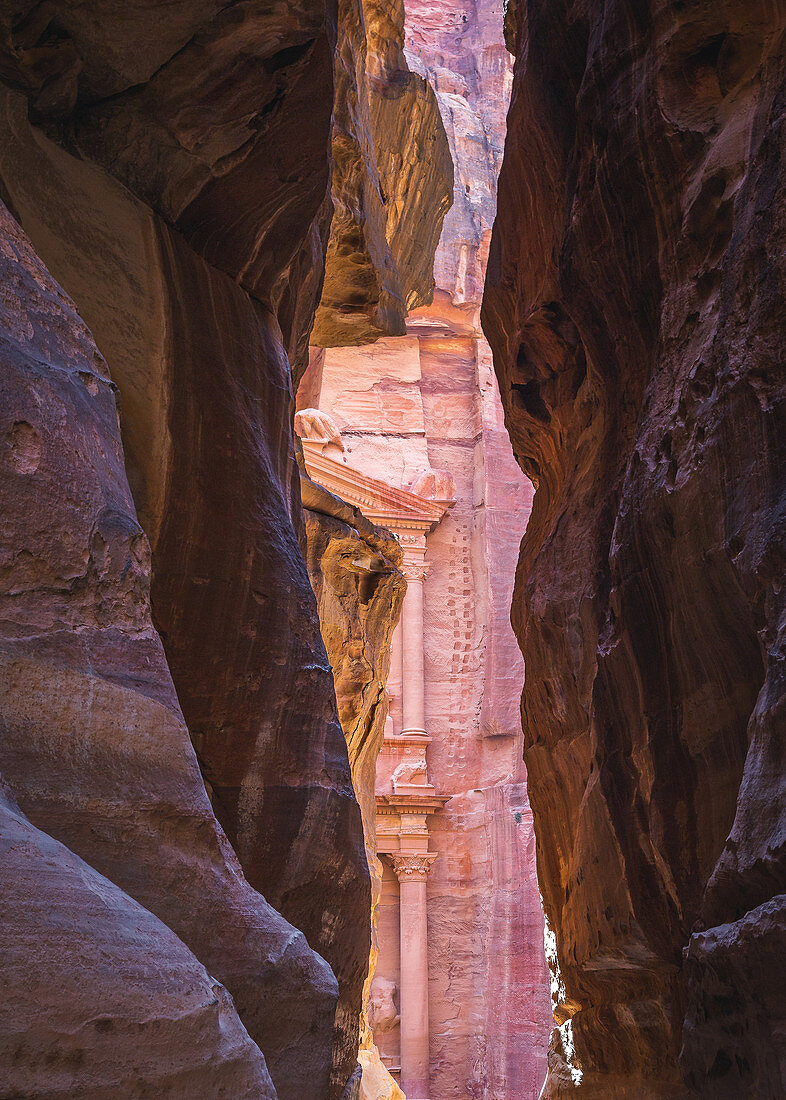 Der erste Blick auf das Schatzhaus der antiken Stadt Petra in Jordanien