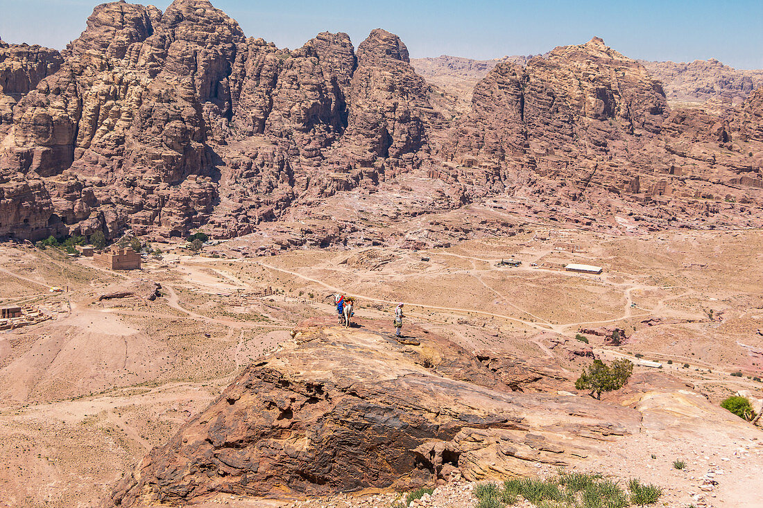 Blick vom Hohen Opferplatz auf das Tal und die Berge rund um Petra, Jordanien