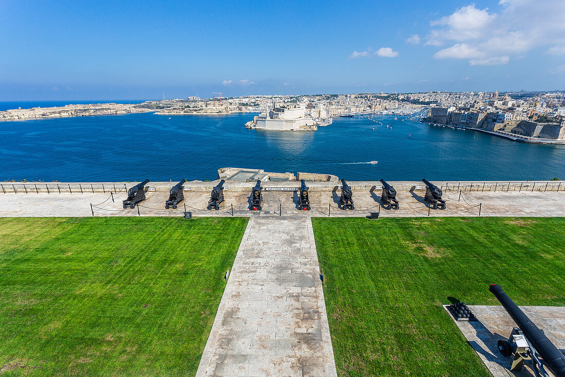 Blick von den Barrakka Gärten auf die Kanonen und die Festung, Valletta, Malta