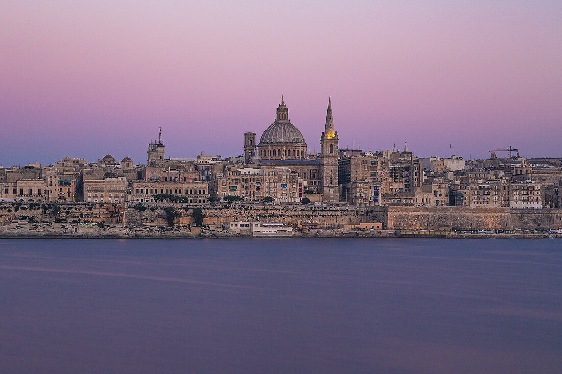 Wunderschöner Blick kurz nach Sonnenuntergang von Sliema nach Valletta, Malta