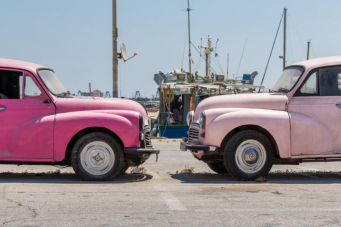 Zwei alte Autos am Hafen von Marsaxlokk, Malta