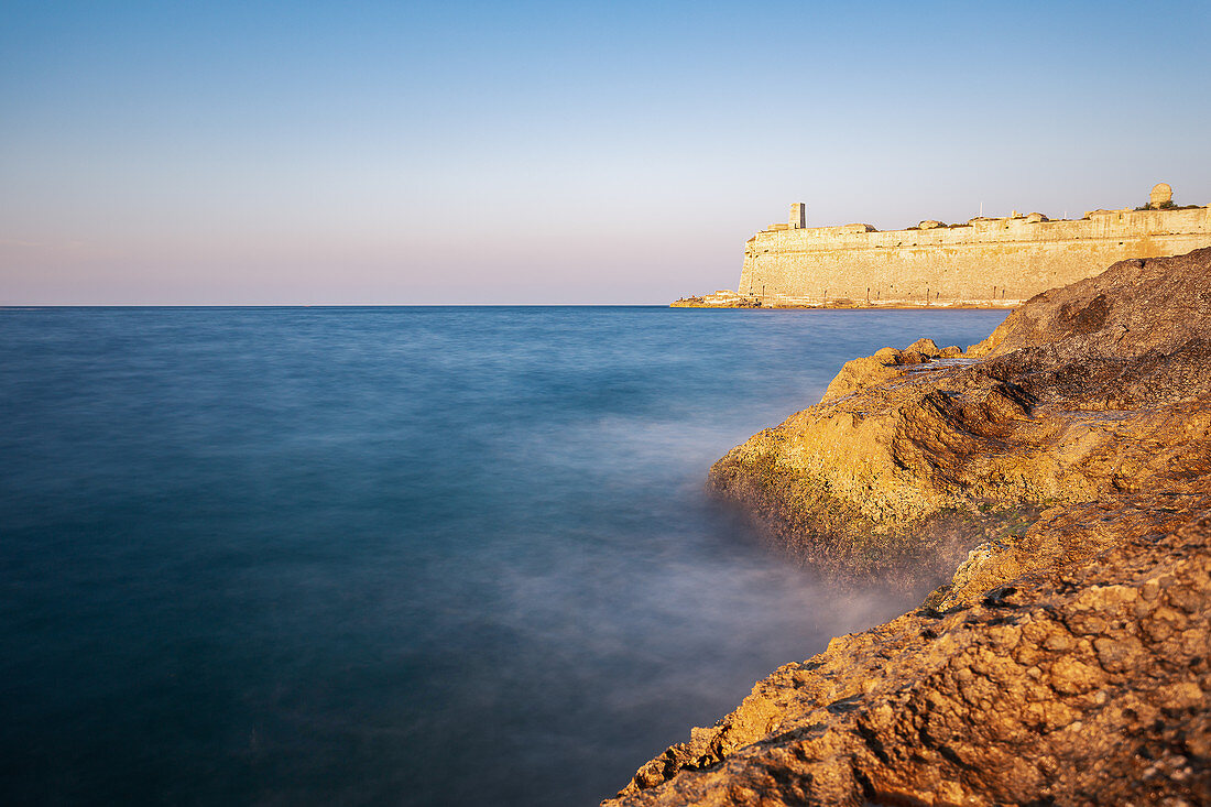 Goldenes Licht außerhalb der Stadtmauern von Valletta, Malta