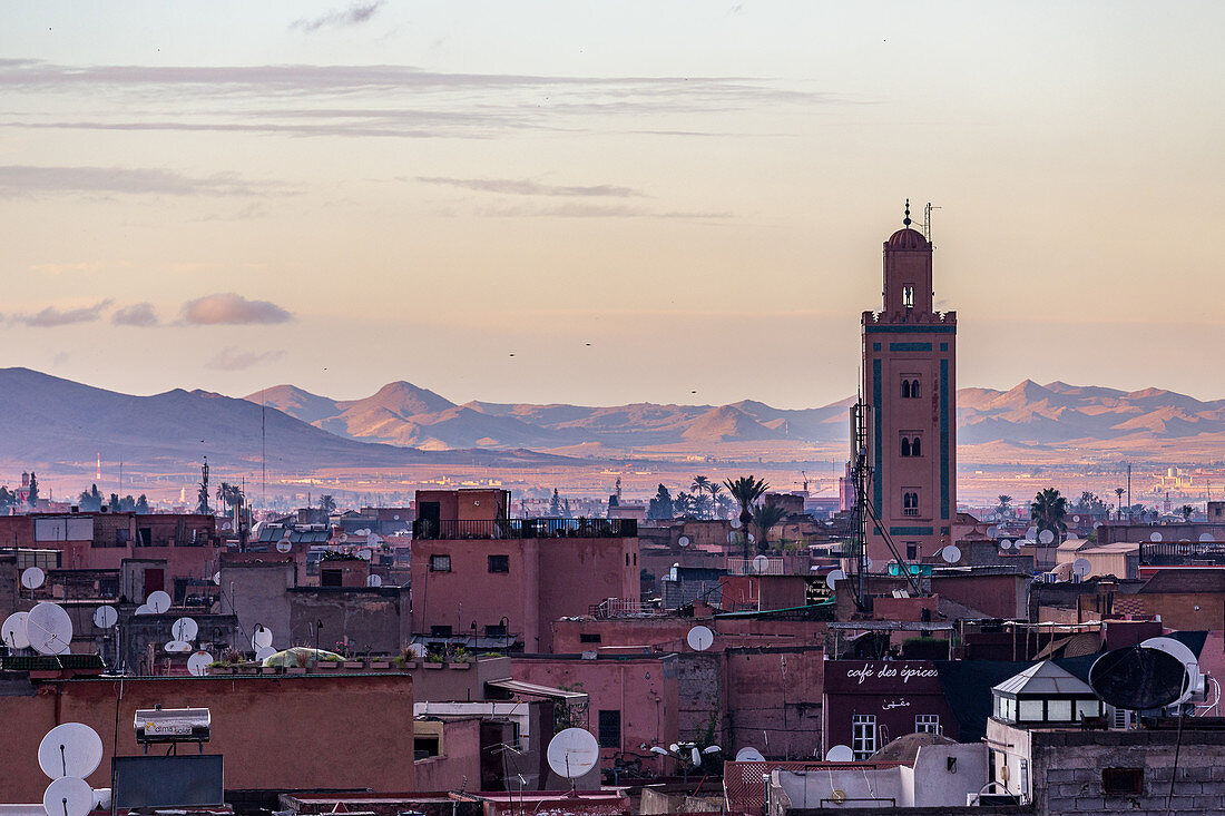 Blick über die Dächer bis ins Hinterland von Marrakesch, Marokko
