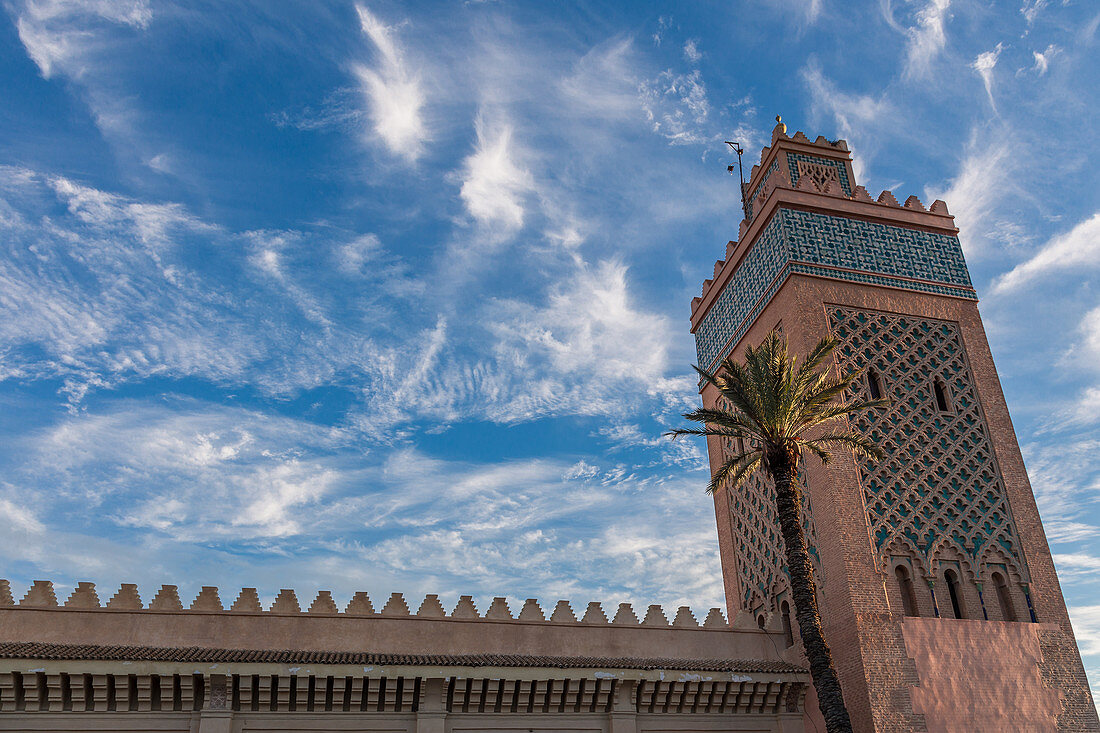 Turm in der Medina kurz vor Sonnenuntergang in Marrakesch, Marokko