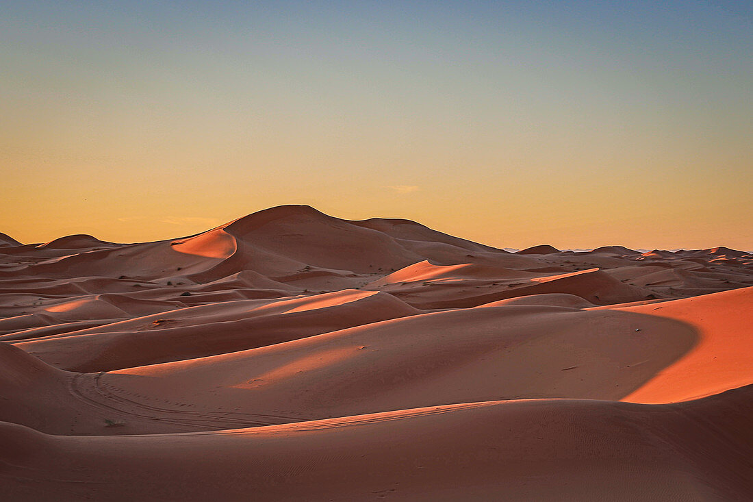 Sonnenuntergang in der Erg Chebbi Wüste in der Sahara, Marokko