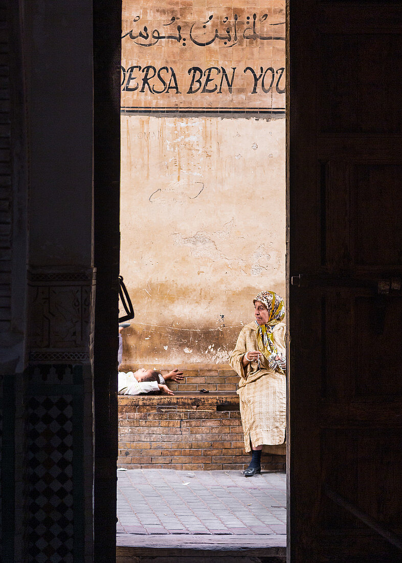Blick vom Inneren der Medersa Ben Youssef auf die Straßen von Marrakesch, Marokko